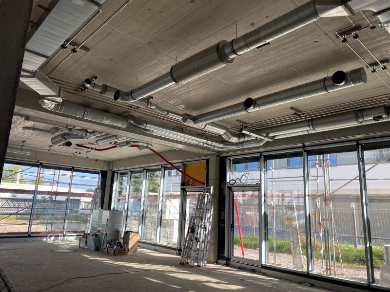 Verwaltungsgeb&auml;ude Augsburg &ndash; Wickelfalzrohre im offenen Deckenbereich